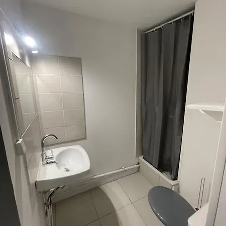 6 Personnes 2 Enfants 200m De La ,draps Et Serviettes Non Fournies *