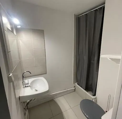 6 Personnes 2 Enfants 200m De La ,draps Et Serviettes Non Fournies *